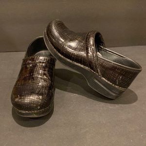 Dansko Black Metallic Leather Slip On Clogs Non Slip Sz 38